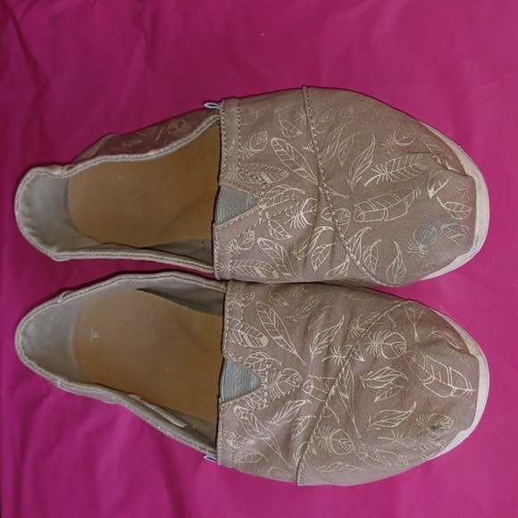 Tom’s Classic  Shoes, tan with gold feather design - Picture 1 of 5